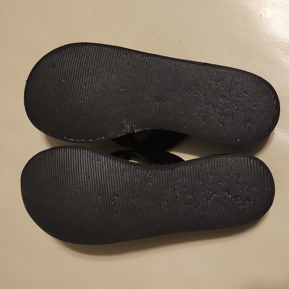 Make offer! Sandals silver emblem on black strap (size 6) Lightweight - Picture 6 of 9